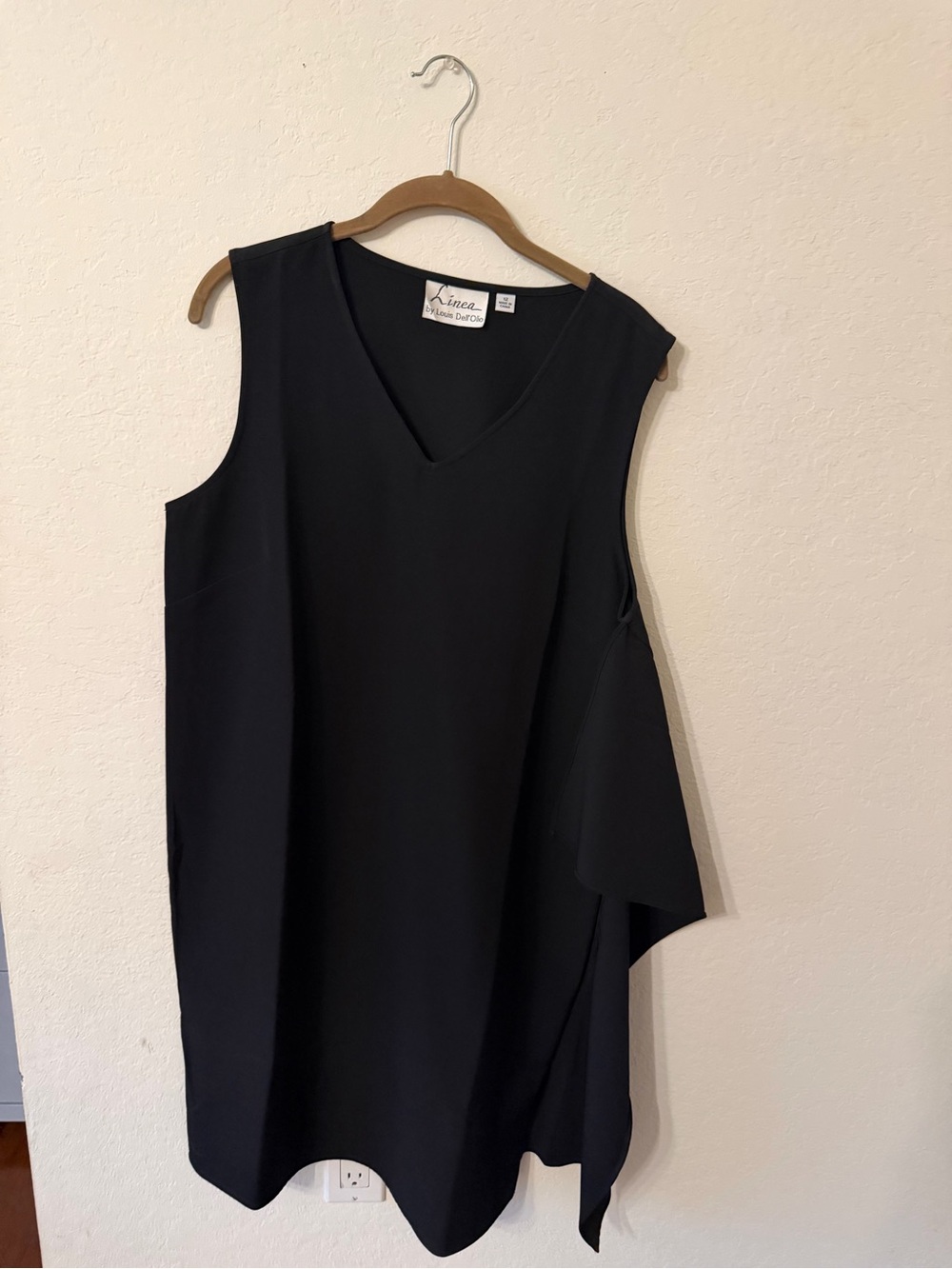 Línea by Louis Dell’Olio Black Sleeveless V-Neck Shift Dress